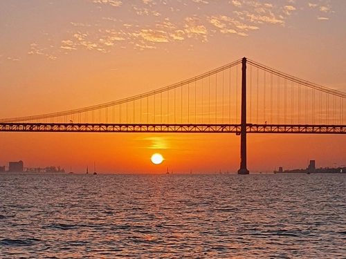 Lisbon: Sunset SpeedBoat Tour